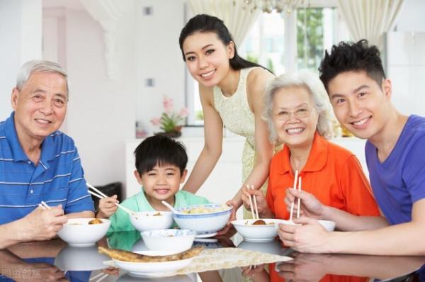 這個孝順兒子的背後,有一個賢惠的好媳婦,她是上天派來的天使 這個孝順兒子的背後,有一個賢惠的好媳婦,她是上天派來的天使