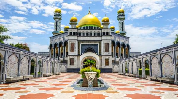 汶萊最壕國王，用黃金馬桶，給馬廄裝空調，同時富養46萬人