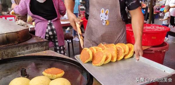 黑龍江大集上的傳統美食，一口大鐵鍋養活一家人，很多人卻不敢吃
