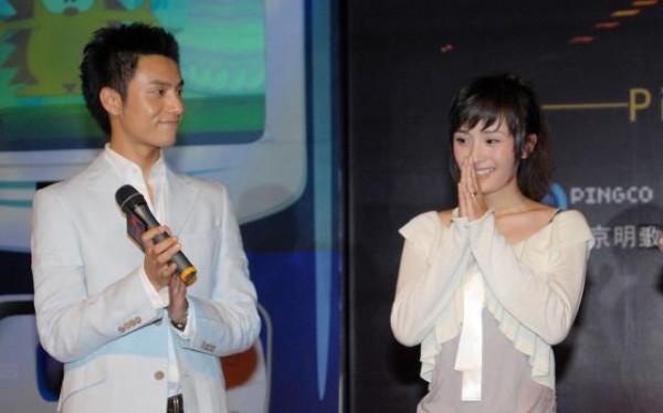 15年前的楊冪看著太可愛了,穿的靴子簡單還時髦,沒有年代感 15年前的楊冪看著太可愛了,穿的靴子簡單還時髦,沒有年代感