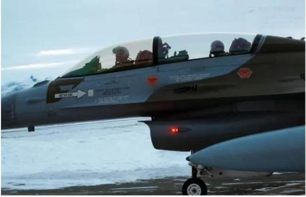 挪威17歲公主，搭乘F-16戰機俯看國土