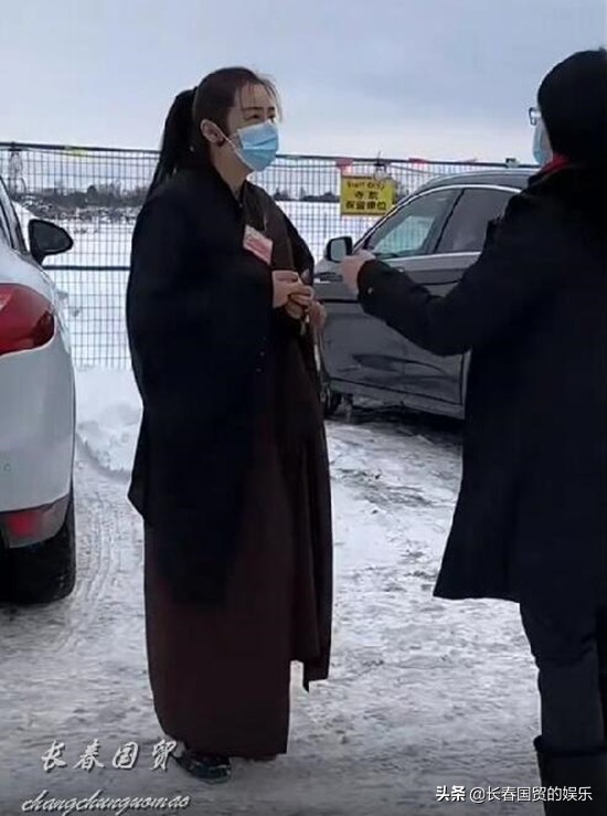 王祖賢近照曝光，身穿海青寺院禮佛，54歲變成這樣了