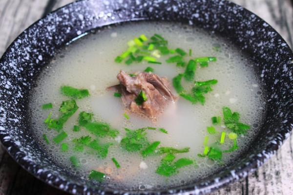 入秋後，要多喝羊肉湯，記住“四不五做”，肉不羶，湯色奶白