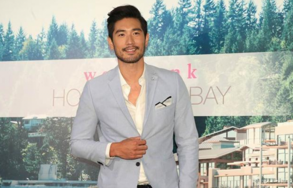 從“一哥”到“普通記者”，冒著颱風採訪，華少走到今天該怪誰