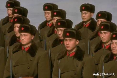 70年代解放軍：戰鬥力極強，官兵統一身著“三點紅”的六五式軍服