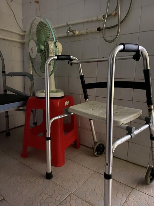 被“凍”在輪椅上的李小中決定僱兇殺己 被“凍”在輪椅上的李小中決定僱兇殺己