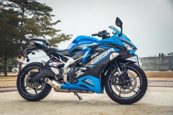 舊時代的本田CBR250RR與新時代的川崎ZX25R摩托車對決測評