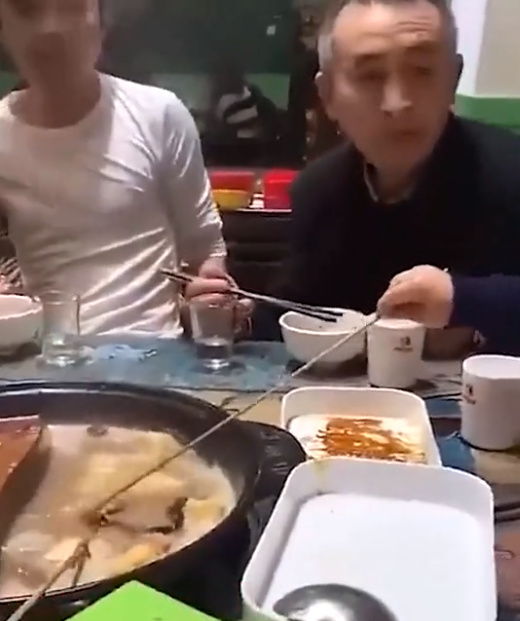 簡單粗暴有效!河南一熊孩子亂濺火鍋湯水,家長立馬教育獲贊 簡單粗暴有效!河南一熊孩子亂濺火鍋湯水,家長立馬教育獲贊