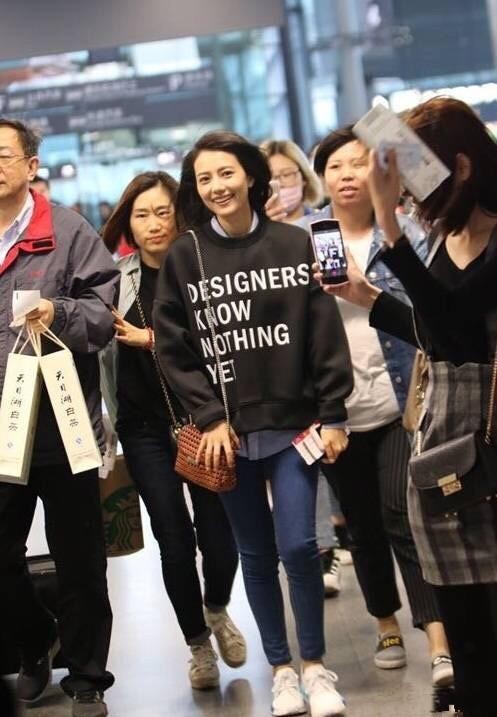 53歲陳紅聚會近照曝光，雙目無神顯疲態：3招讓你的眼睛會說話