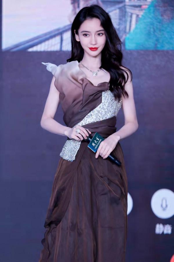 baby一出場就是焦點！穿高定鑽石裙變豪門千金，美貌從不讓人失望