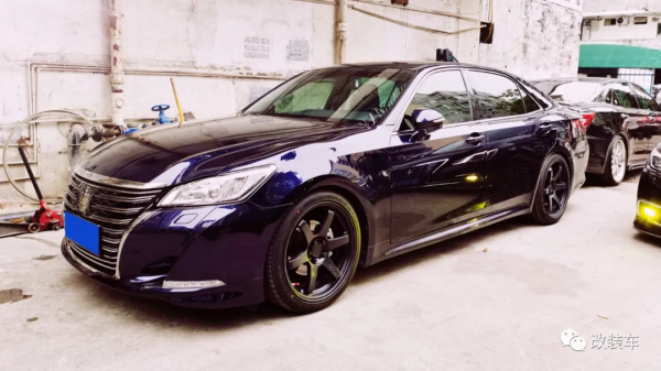 簡約又不失內涵的日規14代目豐田皇冠，只是為了完成兒時的夢