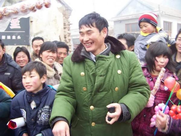 大衣哥朱之文。村裡好不熱鬧。整天都跟趕集似的