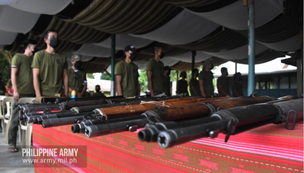 菲律賓游擊隊投降,上繳的這些老式步槍,是從哪兒尋找子彈的? 菲律賓游擊隊投降,上繳的這些老式步槍,是從哪兒尋找子彈的?
