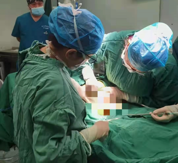 天啊!切除下的巨大腫瘤重達44斤!廈門大學附屬中山醫院成功完成 天啊!切除下的巨大腫瘤重達44斤!廈門大學附屬中山醫院成功完成