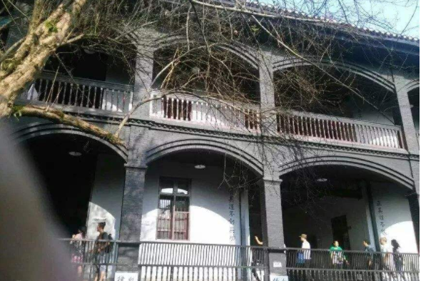 被關十四年的“瘋老頭”，唯一從白公館成功逃脫的人，他叫韓子棟