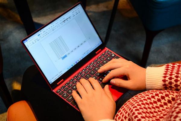 僅重770克，中國紅+錦鯉限量設計，國產10.1吋超小型膝上型電腦