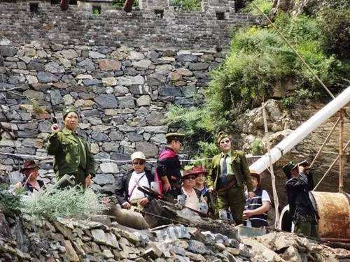 國軍中將汪憲遭到妻子的“反戈一擊”,被解放軍在一個山洞中抓獲 國軍中將汪憲遭到妻子的“反戈一擊”,被解放軍在一個山洞中抓獲