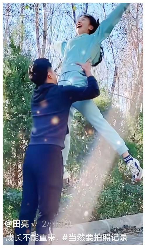 13歲森碟變運動女神!穿運動裝顯超模範,被爸爸舉高高笑起來超甜 13歲森碟變運動女神!穿運動裝顯超模範,被爸爸舉高高笑起來超甜