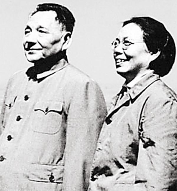 2009年，鄧小平夫人卓琳在京逝世，隔天清晨鄧家大院門口擺滿花圈