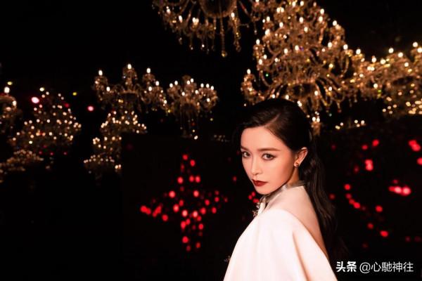 文詠珊身穿白色風衣裙，腳踩白色短靴，高階感十足