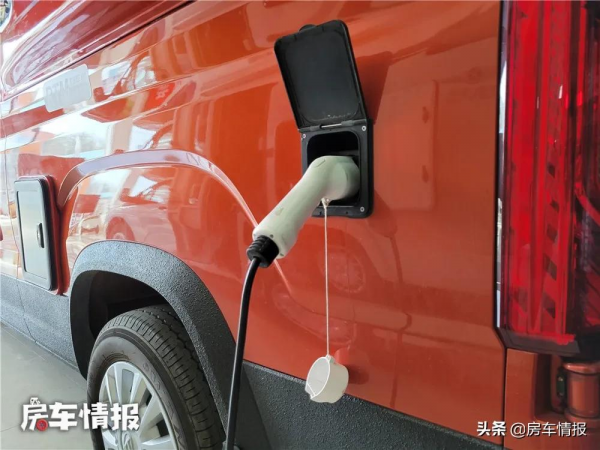 最近挺火的奇瑞房車，外觀個性適合時髦小情侶，2米大床同類罕見