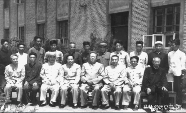 1965年,毛主席在武漢接見張平化,毛主席:你陪我回一趟井岡山吧 1965年,毛主席在武漢接見張平化,毛主席:你陪我回一趟井岡山吧