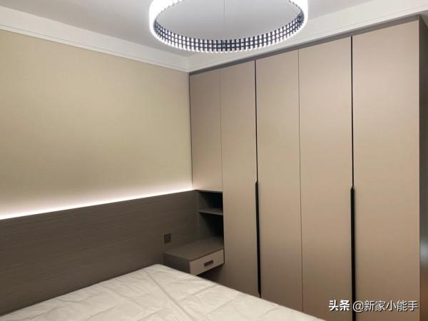 看她家精裝房，花了很多心思改造，全屋定製的櫃子美觀又實用