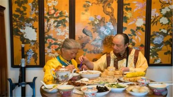 自稱多爾袞十世孫的州迪，為保血統純正不娶漢女，向國家索要故宮