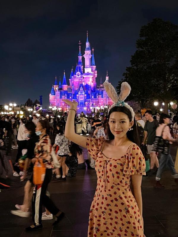 《德雲社》燒餅妻子雖是網紅臉,但穿碎花裙挺淑女,衣品加分了 《德雲社》燒餅妻子雖是網紅臉,但穿碎花裙挺淑女,衣品加分了