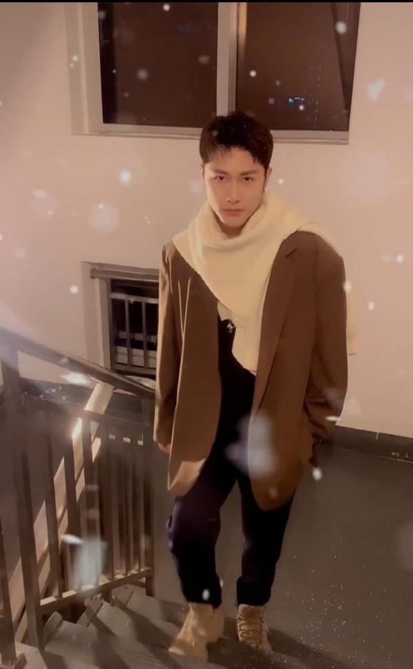 明星飄雪變裝秀,周也大衣超颯,朱梓驍變男神,馮提莫氛圍感超強 明星飄雪變裝秀,周也大衣超颯,朱梓驍變男神,馮提莫氛圍感超強