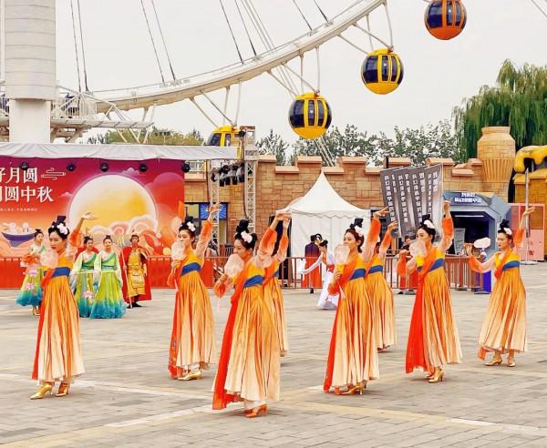 國風古韻 金秋遊園 漢服驚鴻 衣袂飄飄 國風古韻 金秋遊園 漢服驚鴻 衣袂飄飄