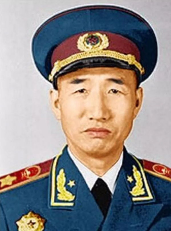 華國鋒擔任軍委主席後,設立了5位副主席,分別是誰? 華國鋒擔任軍委主席後,設立了5位副主席,分別是誰?