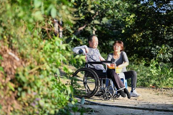 “我是他的一切，他是我的家”——女兒照料父親19年的動人故事