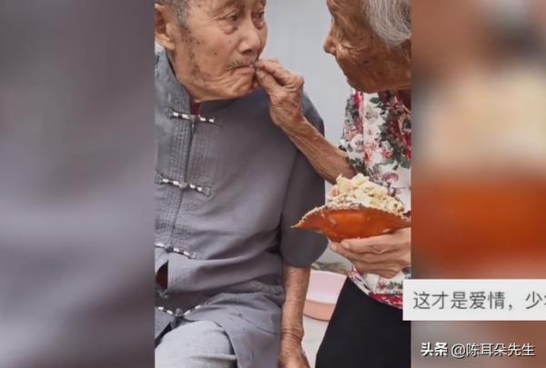 爺爺害怕不敢吃螃蟹,奶奶深情投餵,這就是愛情美好的樣子 爺爺害怕不敢吃螃蟹,奶奶深情投餵,這就是愛情美好的樣子