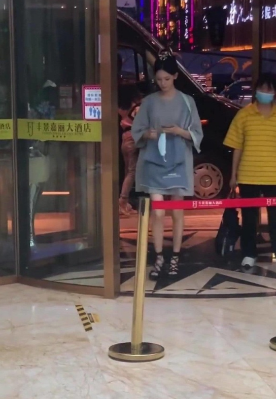 蘿莉臉太騙人！竟是隱形高個，看臉150看腿170，原來錯怪男星矮了