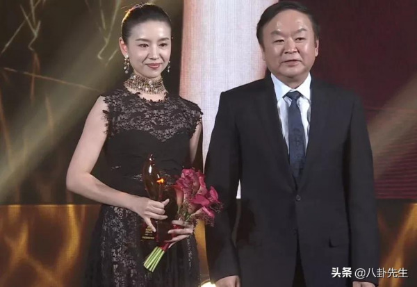 時尚盛典:55歲李若彤秀腹肌,袁姍姍大變臉,婁藝瀟穿漢服走紅毯 時尚盛典:55歲李若彤秀腹肌,袁姍姍大變臉,婁藝瀟穿漢服走紅毯