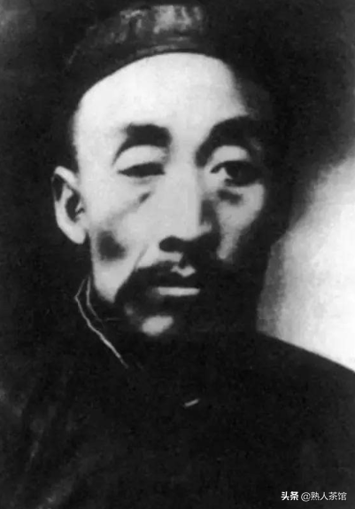 家宴上，毛主席抓著老人的手，對江青和大家說：你們知道他是誰嗎