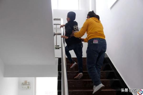 雙胞胎兄弟出生僅相隔5分鐘，卻因媽媽一時大意，命運天差地別