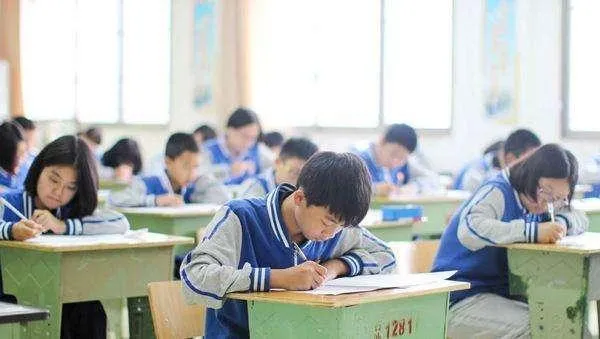 一個學校站起來，一片學校倒下去，教育吸血蟲現象何時休？