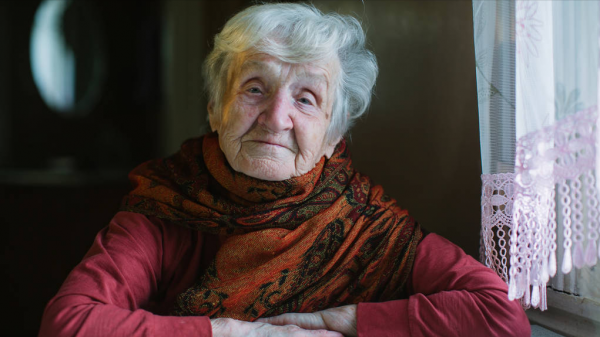 老人有錢晚年就會幸福嗎？70歲阿姨：退休金9千，卻過得苦不堪言