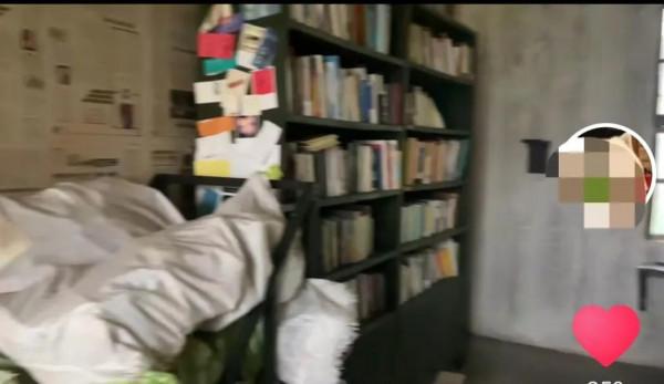 嚮往的生活5蘑菇屋現狀，圖書館被廢棄，屋裡一片狼藉，木屋發黴