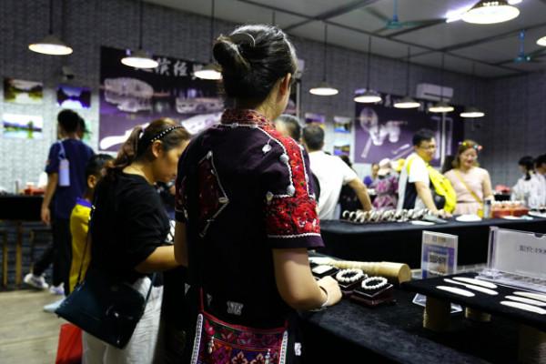 一個梳子花1500，盤點頭腦發熱時景區買的旅遊紀念品，你衝動過嗎