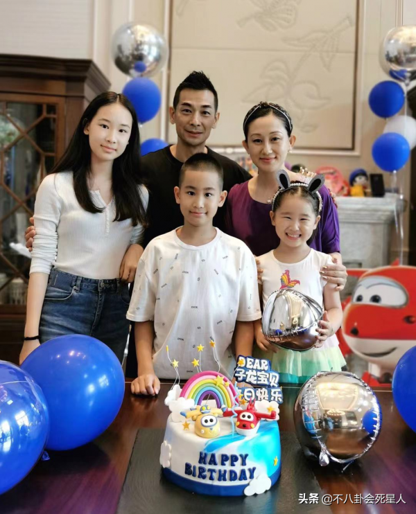 內地男星女兒的顏值變化，汪峰大女兒越來越美，張藝謀女兒大寬臉