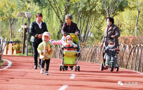 無須遠行！定西湖，人間秋色