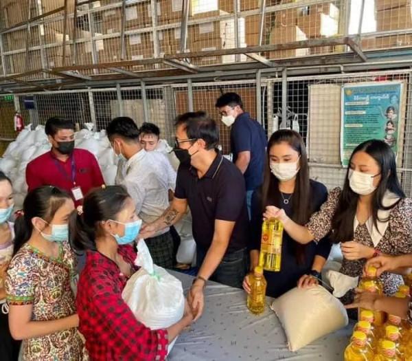 緬甸仰光、曼德勒、臘戌等多地街頭的這一幕幕，溫暖得讓人想哭