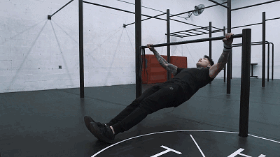 引體向上硬拉8個，已經屬於高手級別，背部和手臂肌肉力量強大