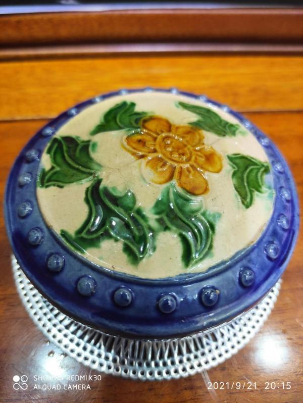 唐三彩藍釉牡丹花粉盒