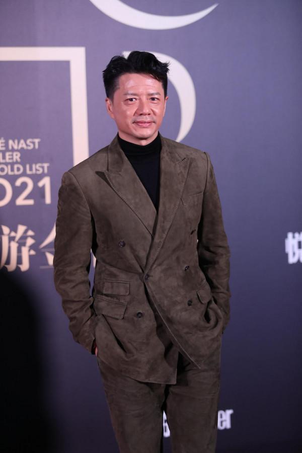 段奕宏一身卡其色西裝出席紅毯,神情稍顯拘謹,但依舊帥氣 段奕宏一身卡其色西裝出席紅毯,神情稍顯拘謹,但依舊帥氣