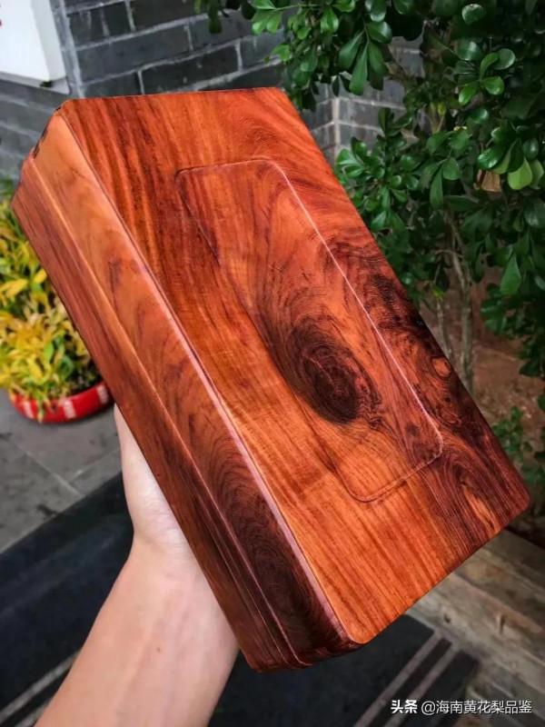 「首飾盒」越南黃花梨紫油梨老料材質堅實溫潤，鬼臉紋理舒展靈動
