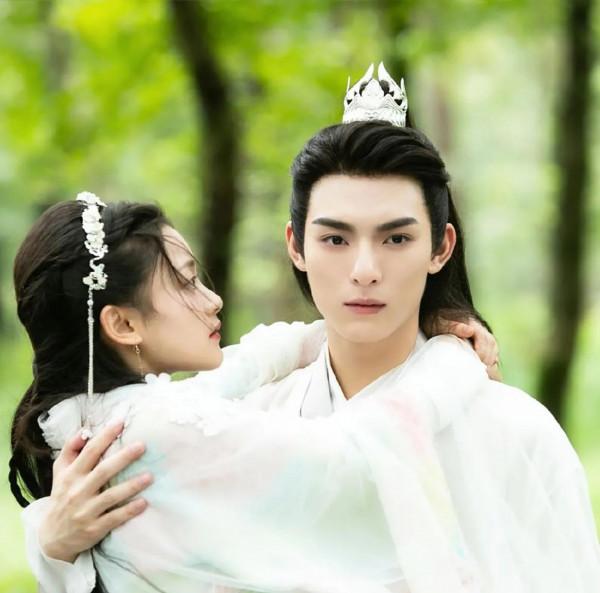 一部輕鬆下飯的高顏值奇幻甜寵劇來了，帥氣男愛上呆萌可愛女